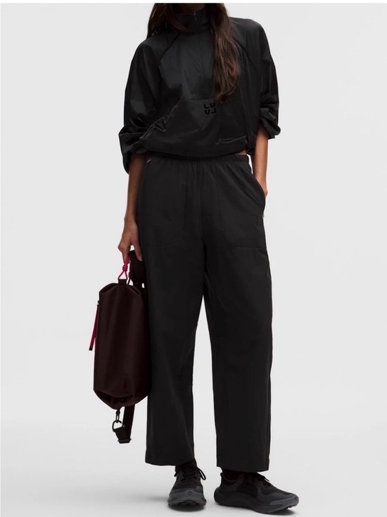 lululemon athletica Pants - Lululemon Lightweight Mid Rise Barrel Leg Cropped Black Pants Women’s 10